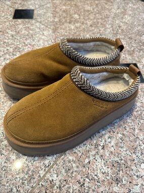 Women’s UGG Koolaburra Platform Slippers Size 10